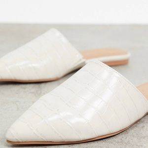 Pointed flat mules